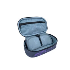 KAOS Schlamperetui Mystify - Ca. 22 X 13 X 7 Cm -Schule Deutschland Verkaufs-Shop 245757 3830052868689 hartis kaos schlamperetui mystify 03